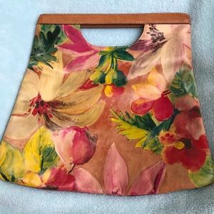 Fabrizio Taiuti handled purse folds to flat clutch